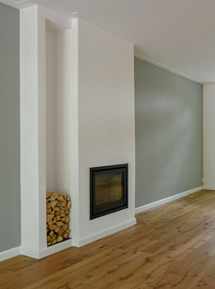 Built-in wood stove with log store in a plastered surround – Oude Amersfoortseweg 155, Hilversum