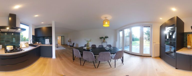 Panorama of the open kitchen with dark units and dining table – Verdilaan 14, Hilversum