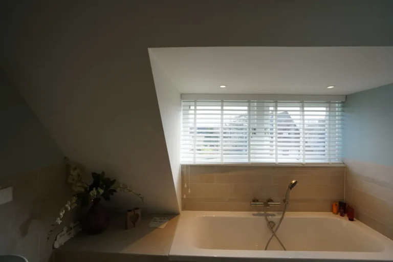Built-in bath under a dormer window with white shutters – Meindert Hobbemastraat, Heemstede