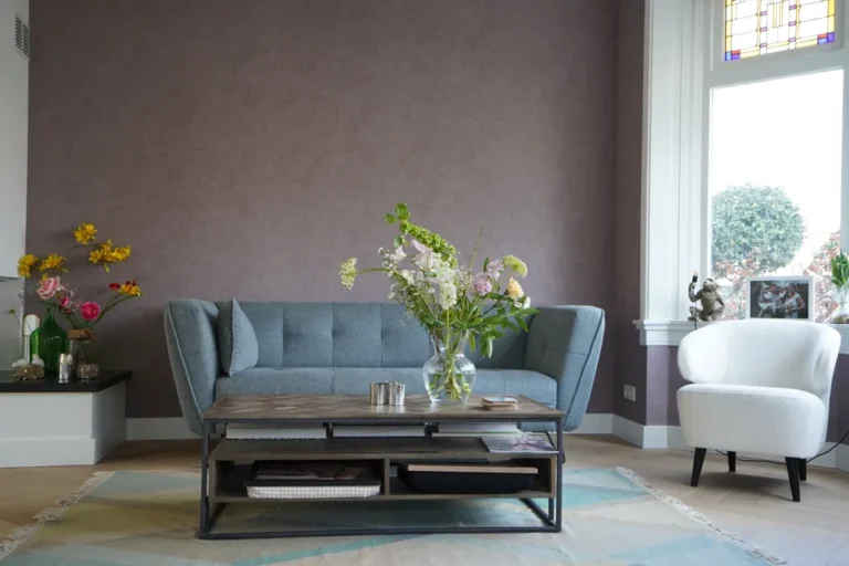 Living room with blue sofa, mauve textured wall and leaded window – Meindert Hobbemastraat, Heemstede