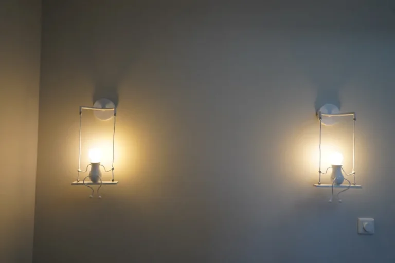 Figurine wall lamps switched on, lighting the plastered wall – Meindert Hobbemastraat, Heemstede