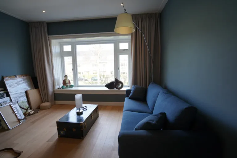 Teal-painted guest room with bay window seat and oak floor – Meindert Hobbemastraat, Heemstede