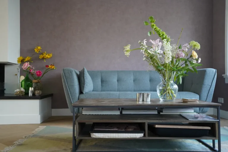 Blue sofa and coffee table against the mauve living-room wall – Meindert Hobbemastraat, Heemstede
