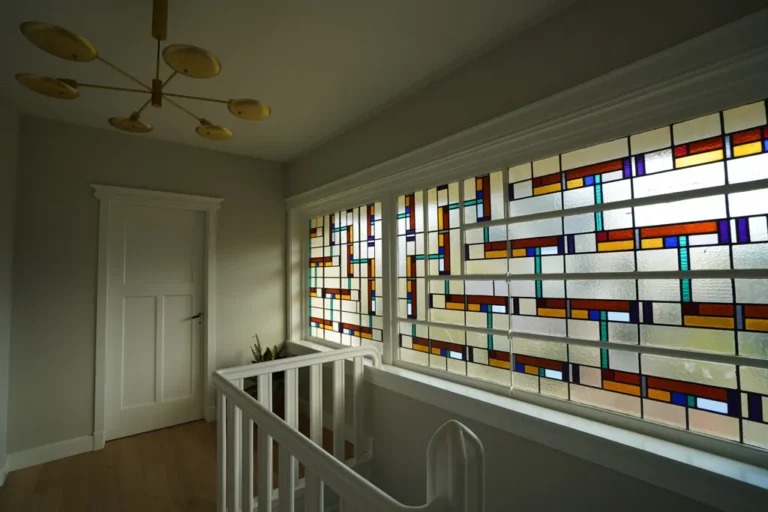 Landing with leaded stained-glass windows and white balustrade – Meindert Hobbemastraat, Heemstede