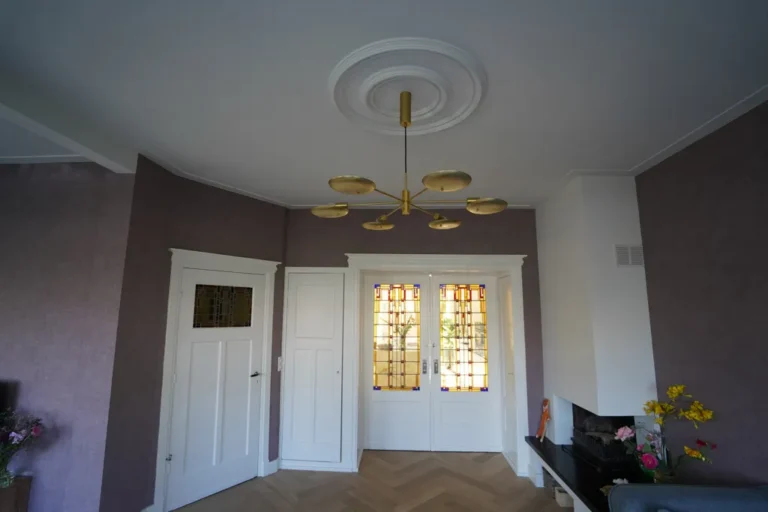 Ceiling rose and brass chandelier above the stained-glass doors – Meindert Hobbemastraat, Heemstede