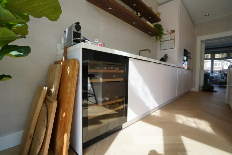 Handleless kitchen run with built-in wine cooler and oak floor – Meindert Hobbemastraat, Heemstede