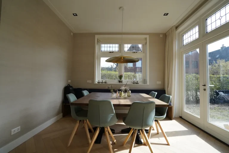Dining area with bench seating, green chairs and French doors – Meindert Hobbemastraat, Heemstede