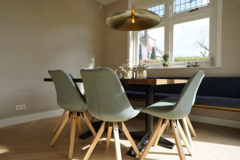 Dining corner with green chairs and a built-in bench under the window – Meindert Hobbemastraat, Heemstede