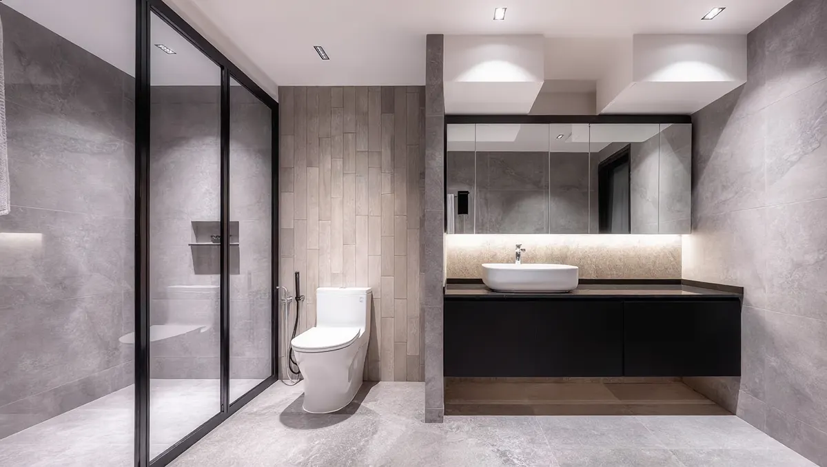 toilet leaking from bottom when flushed