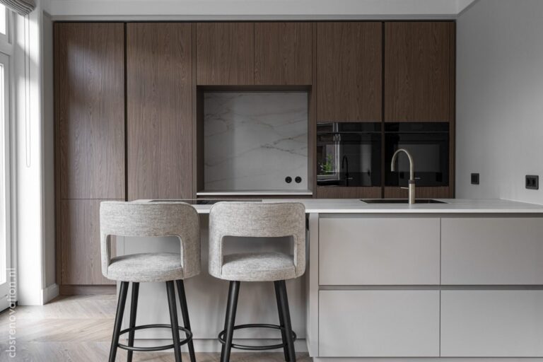 Kitchen with full-height wood units, a white island and upholstered bar stools