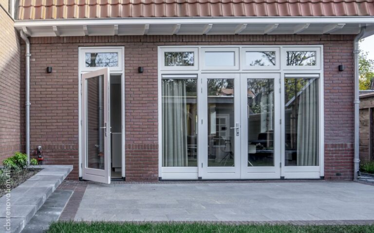 Rear extension in brick with folding garden doors onto the terrace