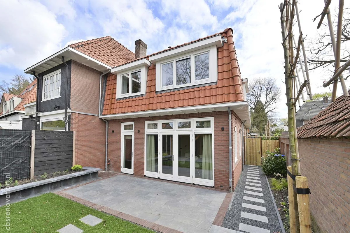 Meentweg 62 in Bussum after renovation - rear facade with a new roof, dormer and folding garden doors