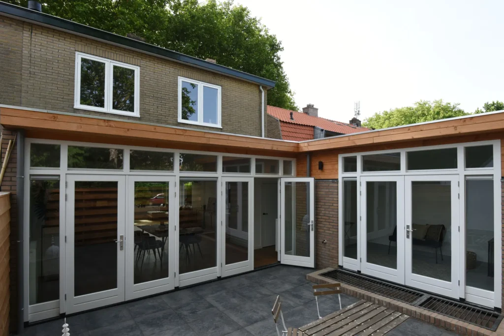 Rear elevation with corner glazing and clerestory windows – Eikbosserweg 210, Hilversum